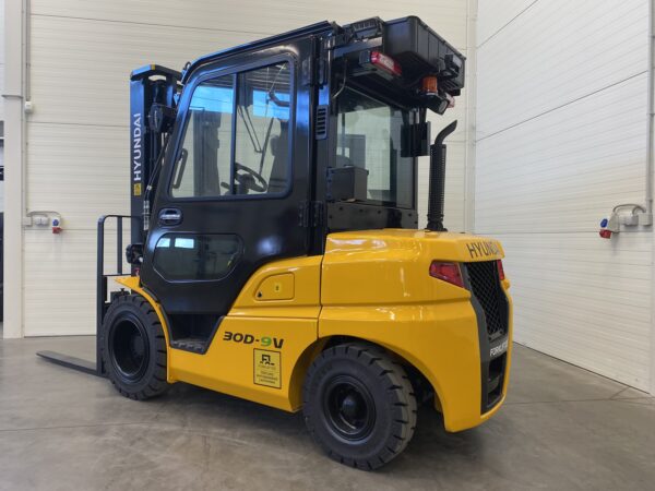 Hyundai 30D-9V