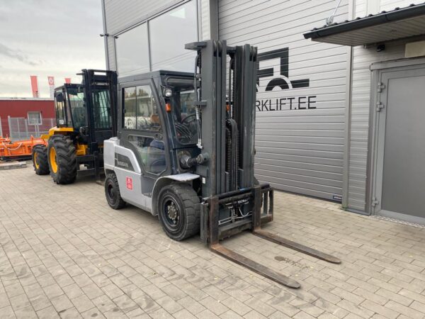 NISSAN J1F4A45LY