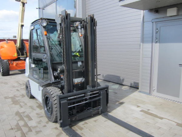 NISSAN YG1D2A32Q
