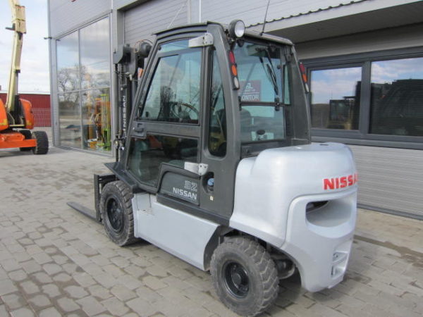 NISSAN YG1D2A32Q
